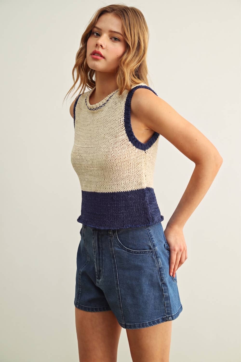 COLOR BLOCKED SLEEVELESS KNITTED TOP