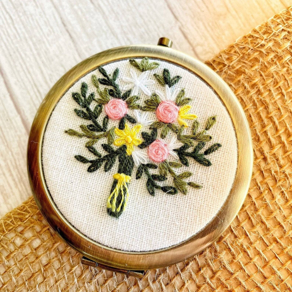 Floral Embroidered Compact Mirror, Collection Brooklyn ✅