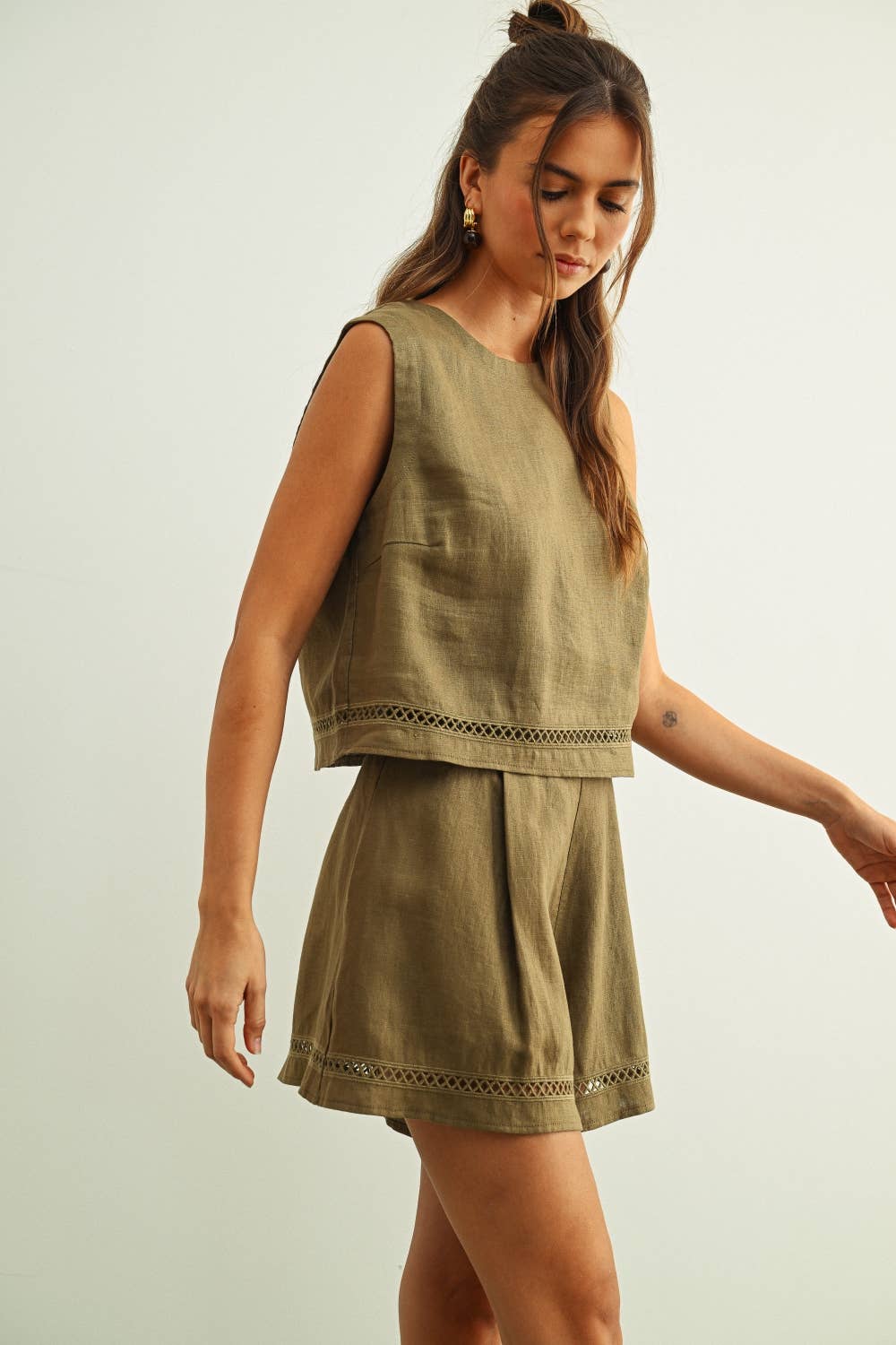 SLEEVELESS LINEN WITH STITCH TRIMMED CROP TOP