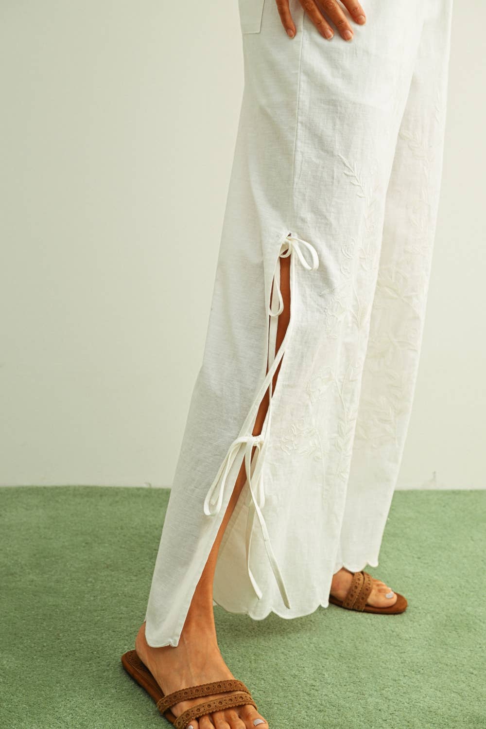 EMBRODIERY WITH TIE ON THE SIDE PANTS