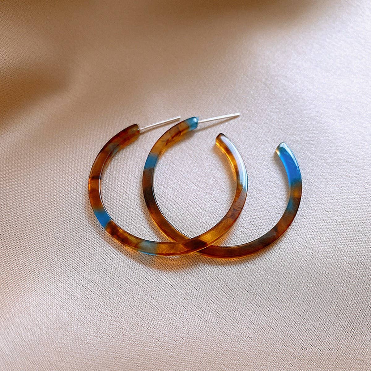 Acrylic Tortoise Hoop Earrings for Women Style_CWAJE2459