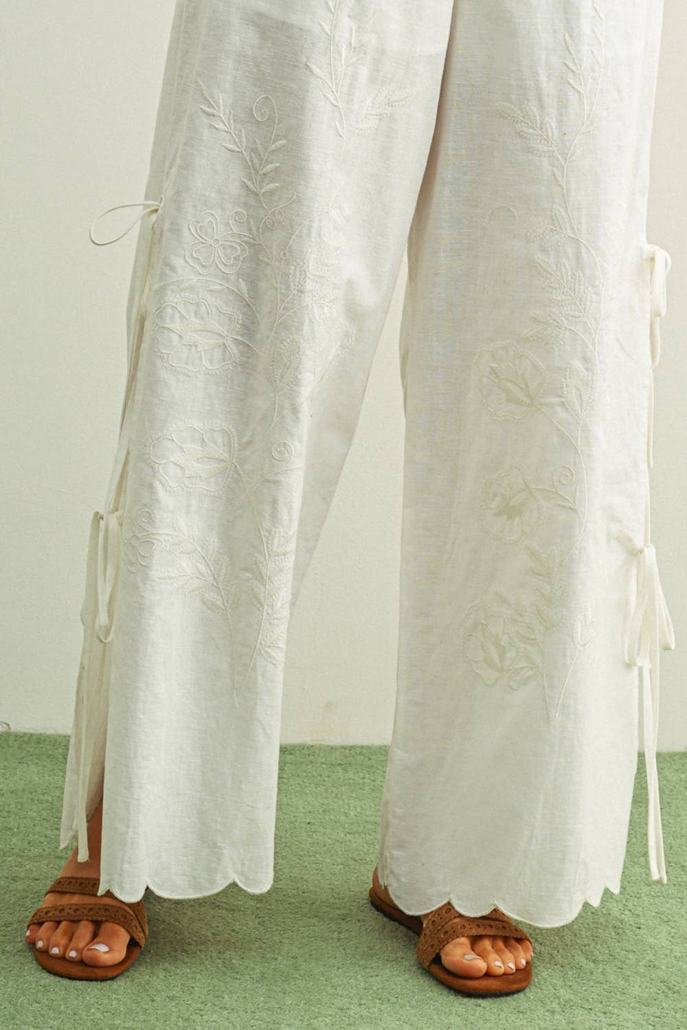 EMBRODIERY WITH TIE ON THE SIDE PANTS