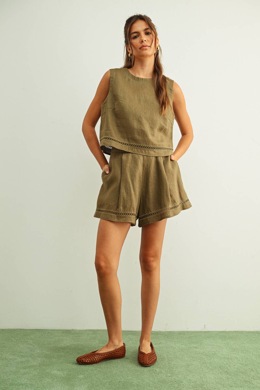 SLEEVELESS LINEN WITH STITCH TRIMMED CROP TOP