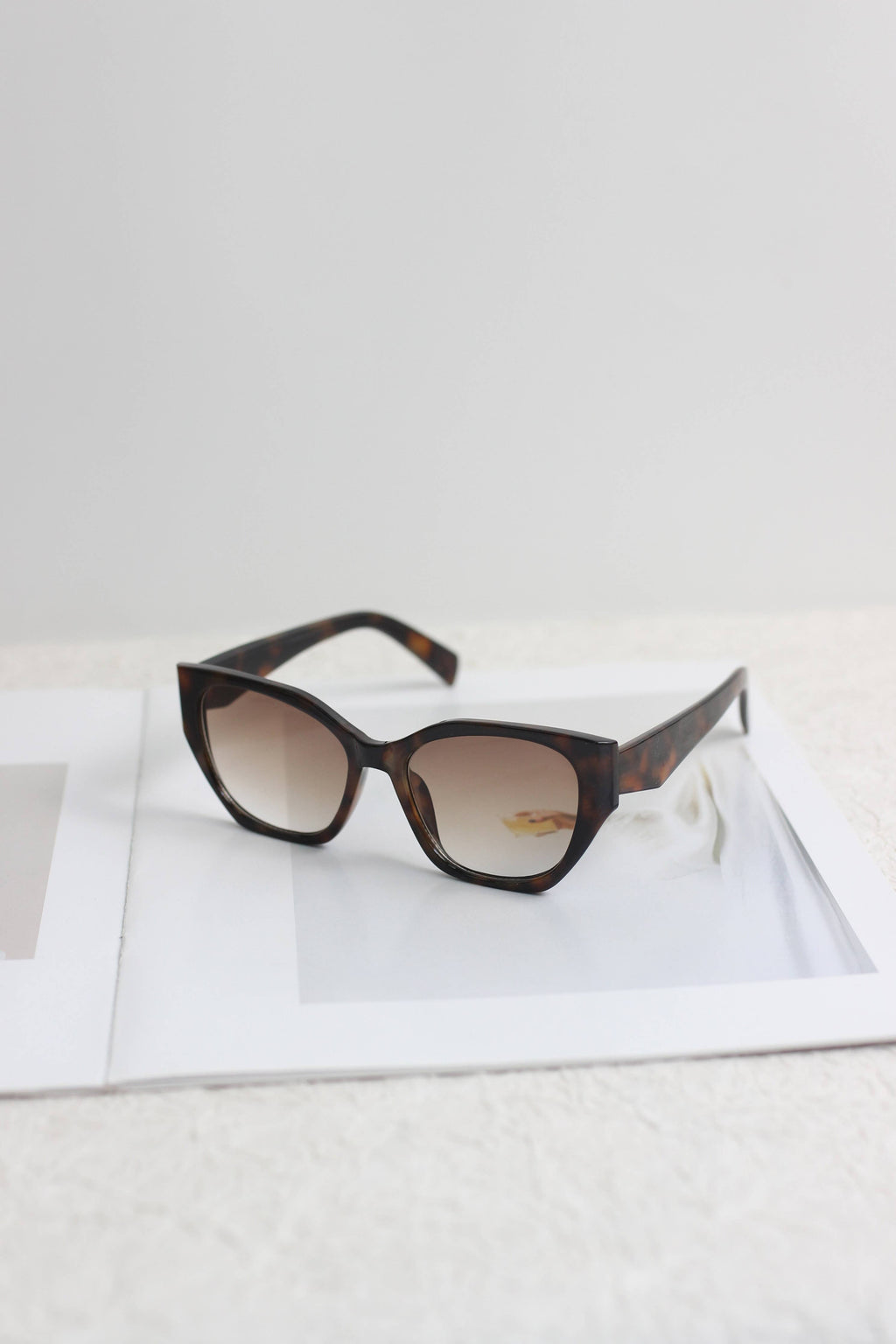 A2504KD21651 - Bold Cat Eye Oversized Sunglasses