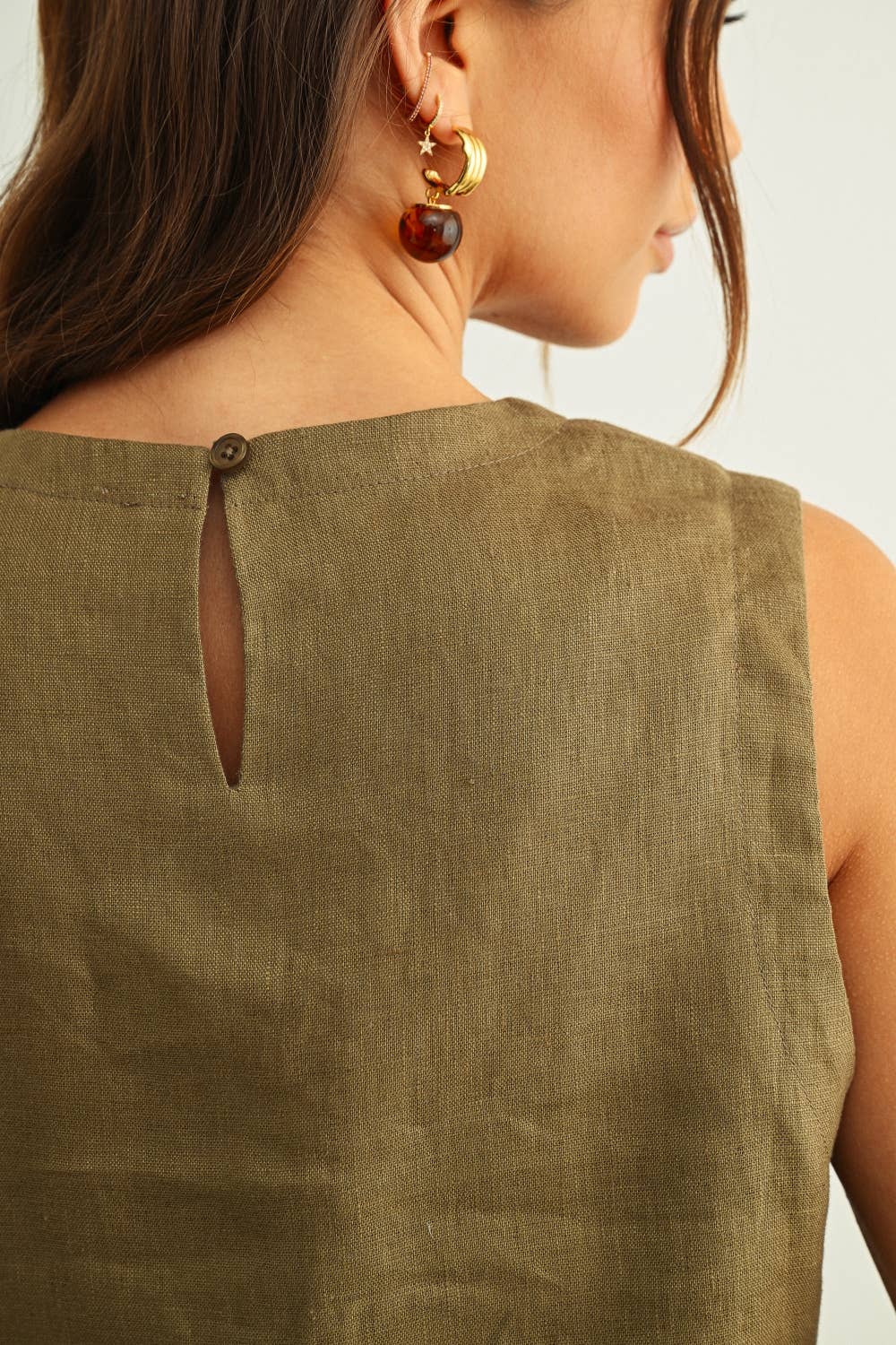 SLEEVELESS LINEN WITH STITCH TRIMMED CROP TOP