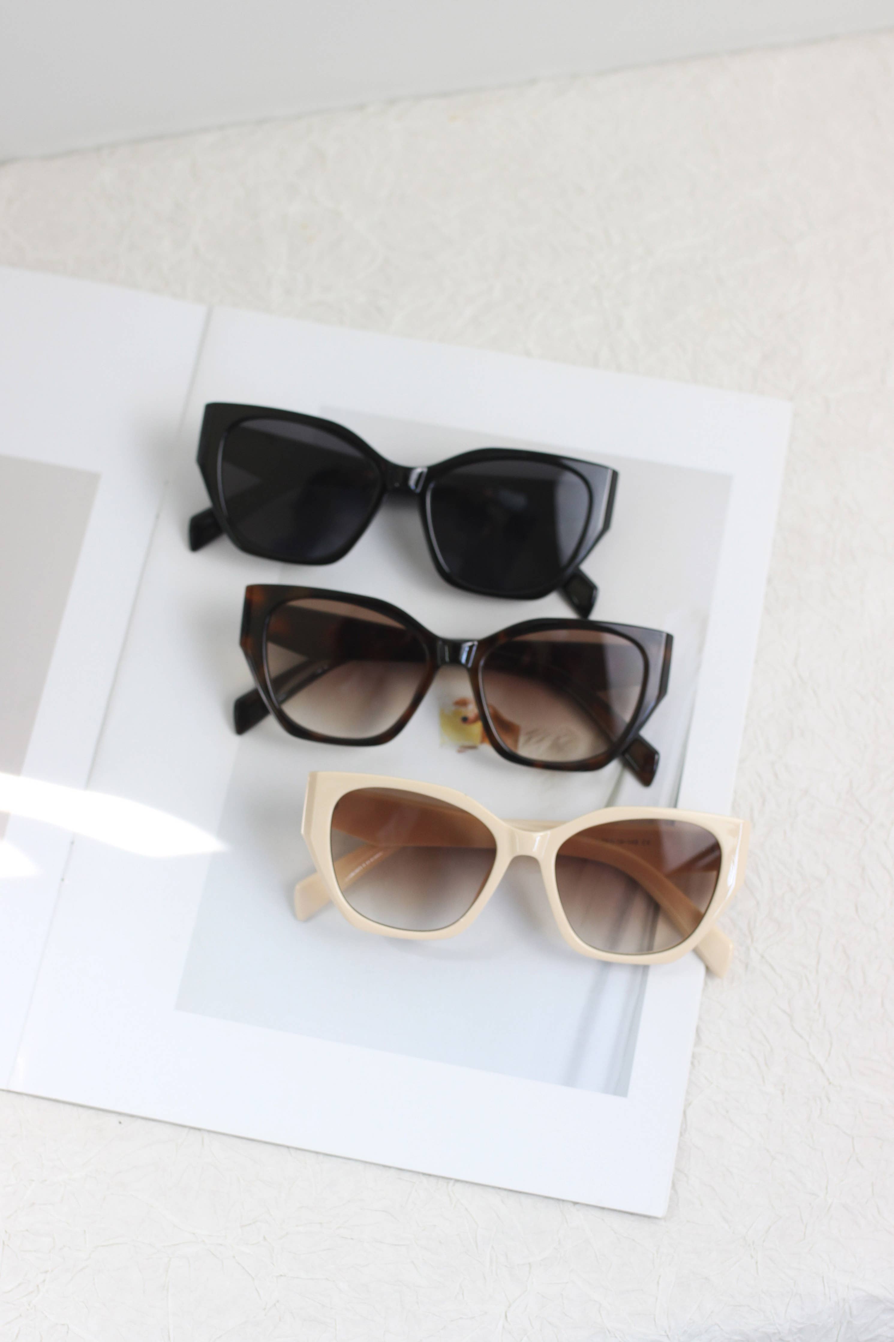 A2504KD21651 - Bold Cat Eye Oversized Sunglasses