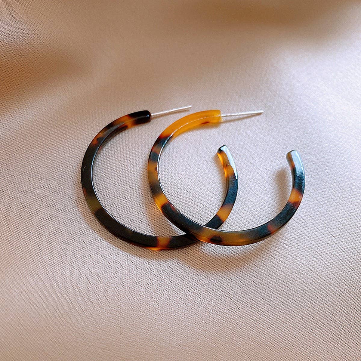 Acrylic Tortoise Hoop Earrings for Women Style_CWAJE2459