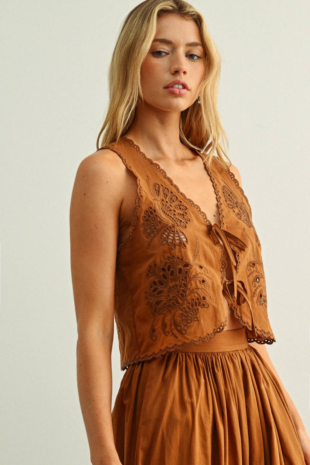 EMBROIDERY TIED IN FRONT SLEEVELESS TOP