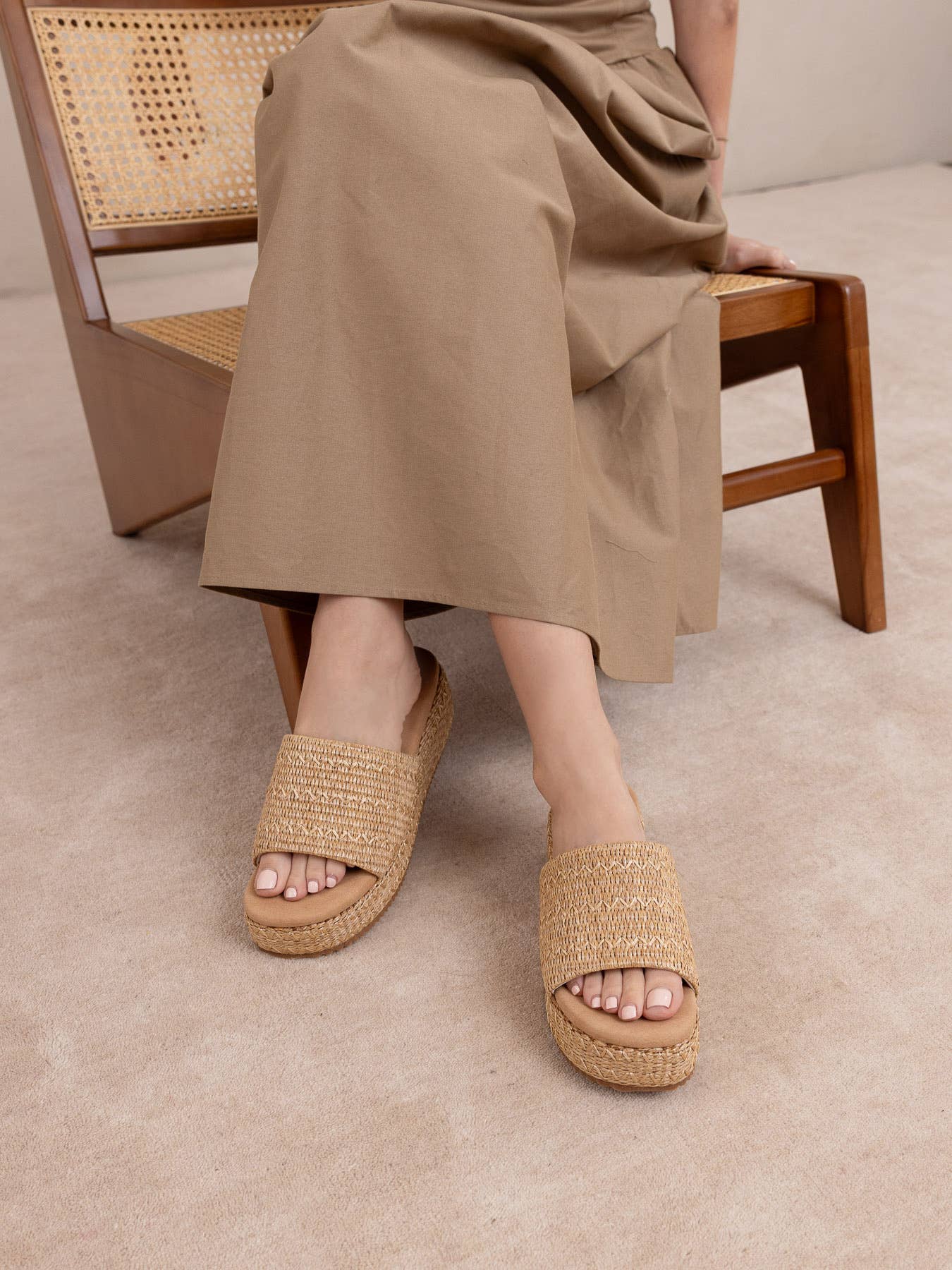 The Taniya | Toffee Embroidered Raffia Platform Slide