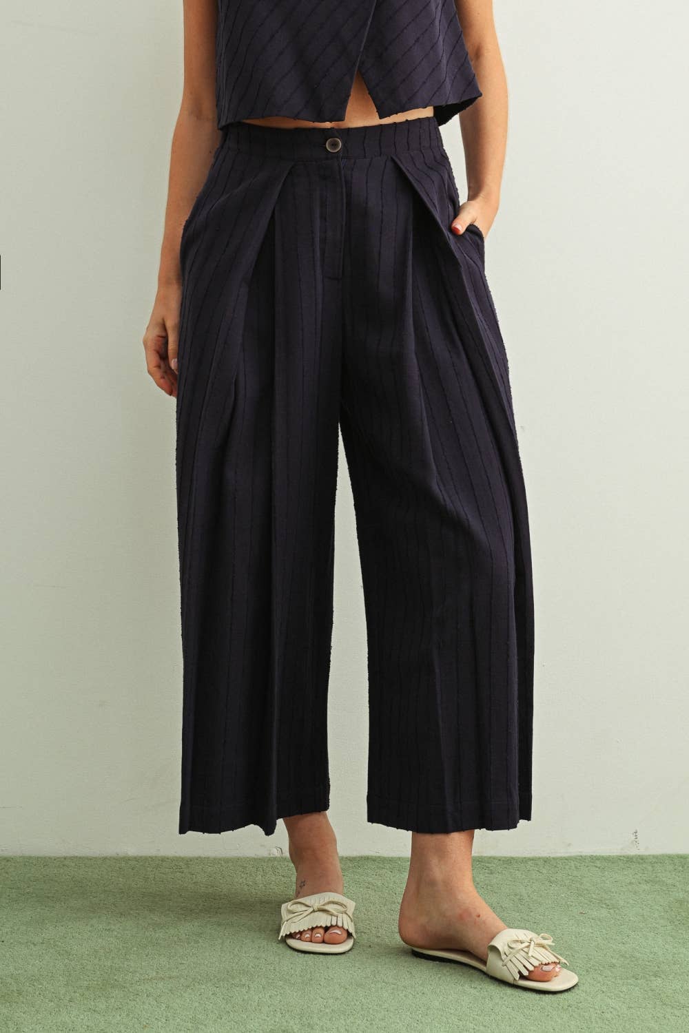 TEXTURED FABRIC FRONT PLEAT DETAIL PANTS