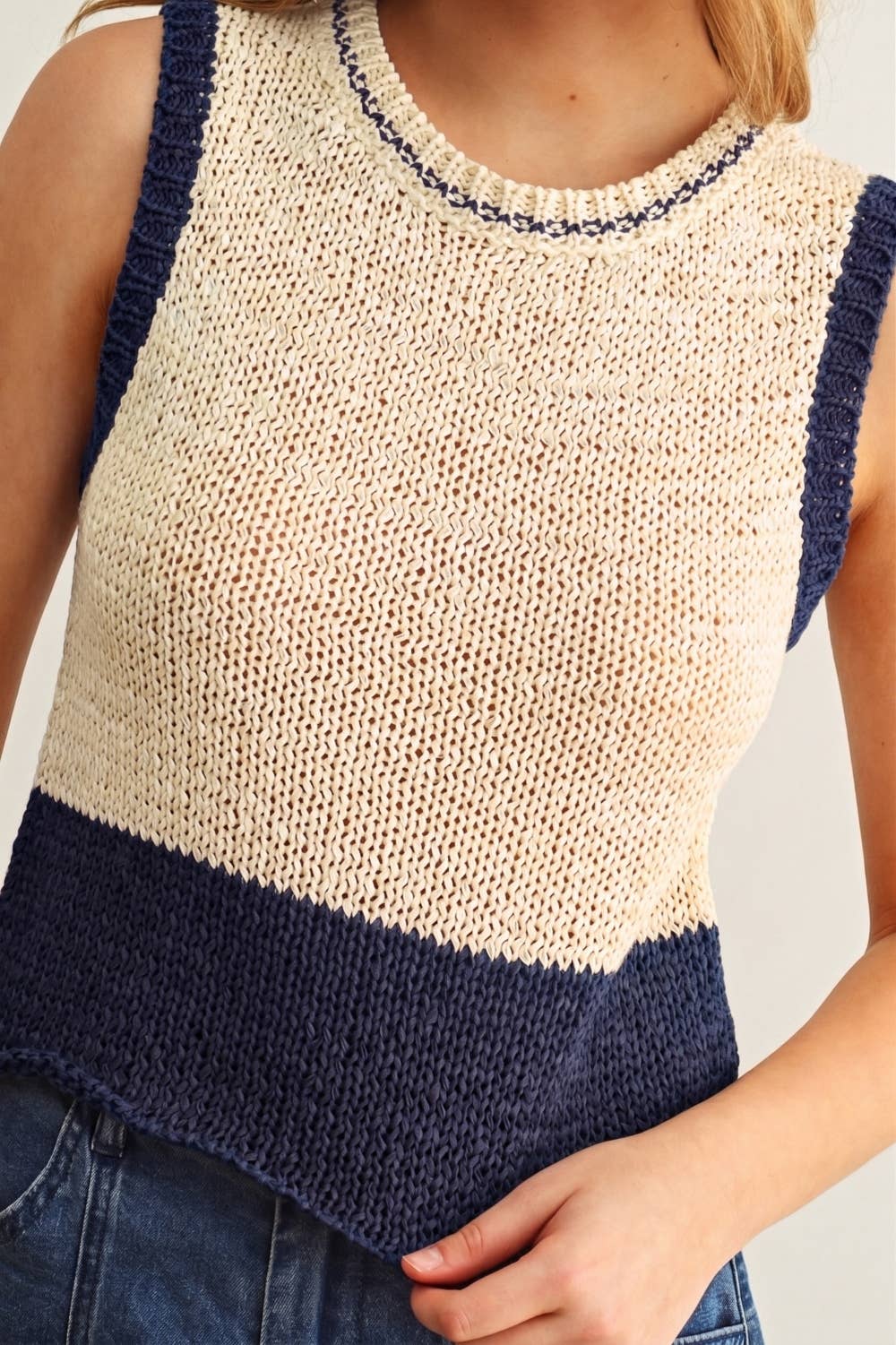 COLOR BLOCKED SLEEVELESS KNITTED TOP