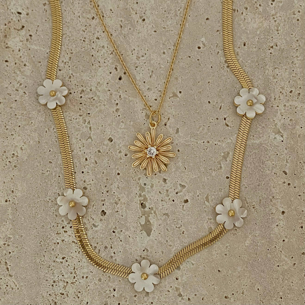 Cute Little Daisy Flower Charm necklace 18k Gold Filled chai