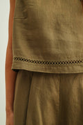 SLEEVELESS LINEN WITH STITCH TRIMMED CROP TOP