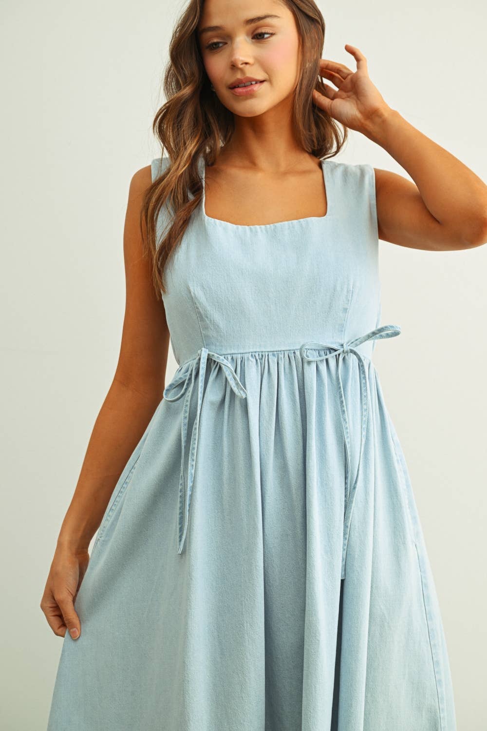 U-NECK SLEEVELESS CHAMBRAY DRESS