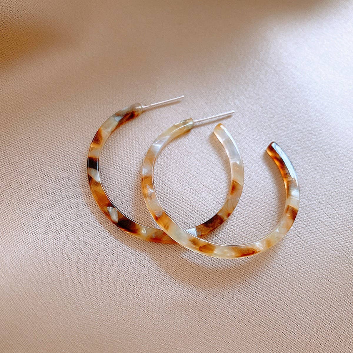 Acrylic Tortoise Hoop Earrings for Women Style_CWAJE2459