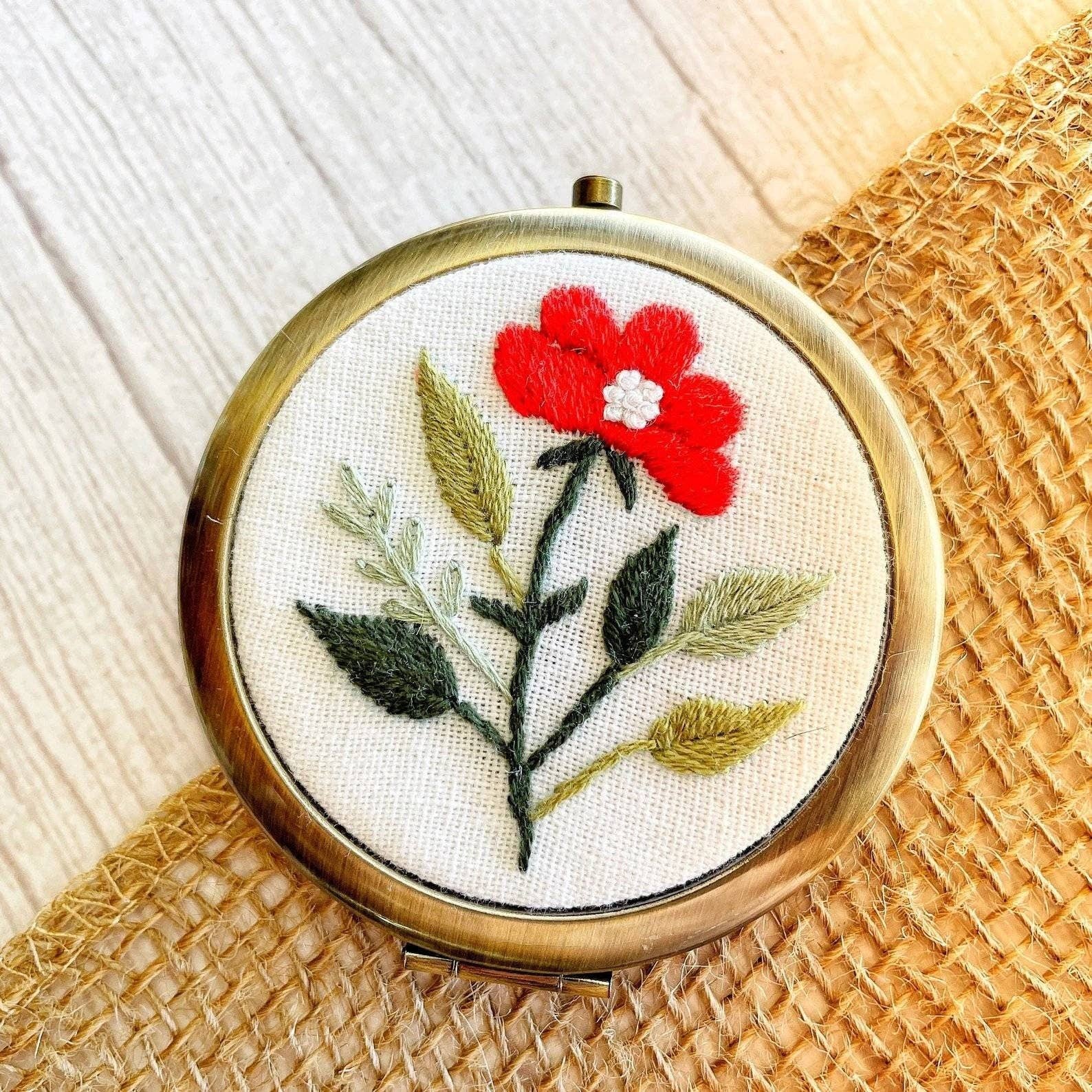 Floral Embroidered Compact Mirror, Collection Brooklyn ✅