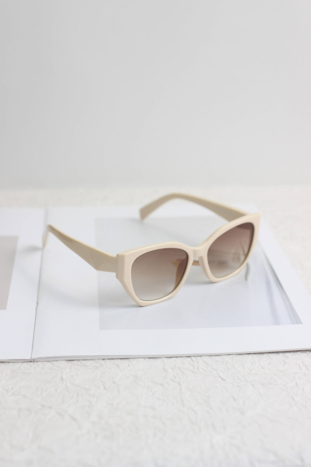 A2504KD21651 - Bold Cat Eye Oversized Sunglasses