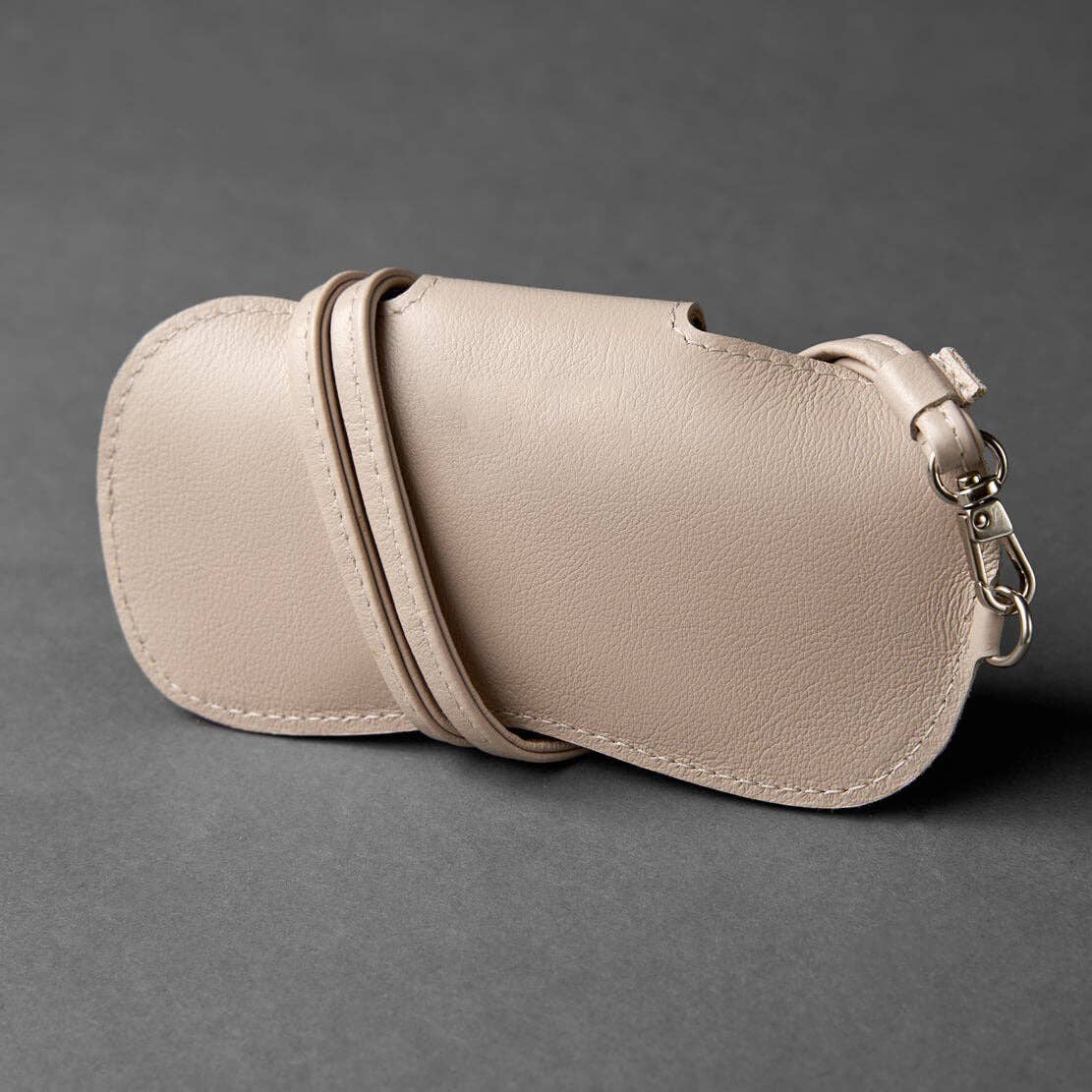 Classic Leather Neck Hanging Glasses Case DP25B934
