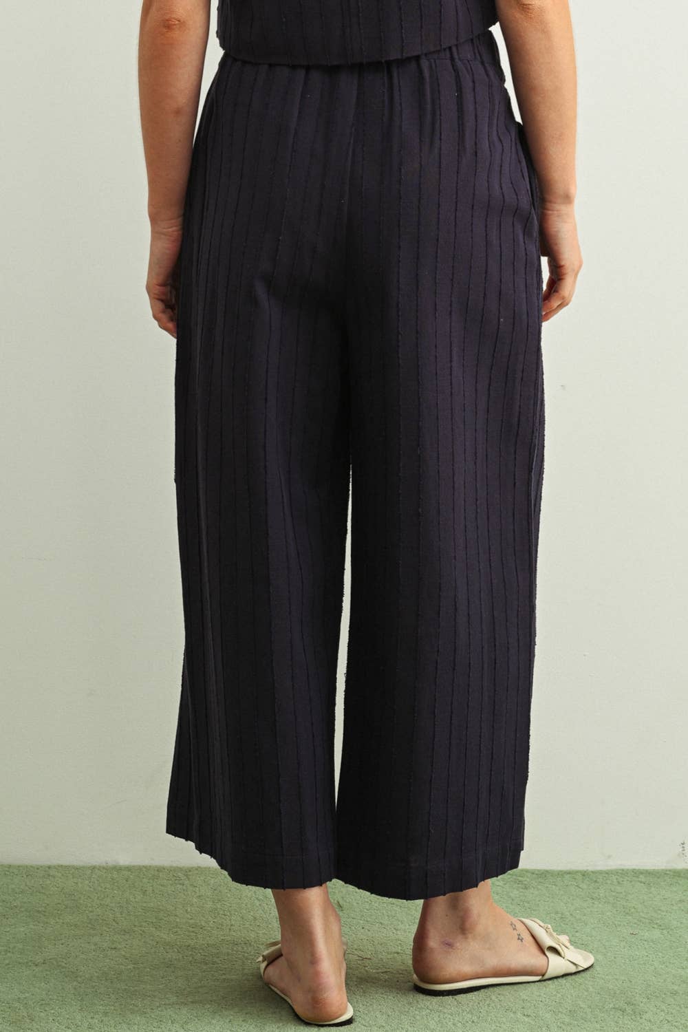 TEXTURED FABRIC FRONT PLEAT DETAIL PANTS