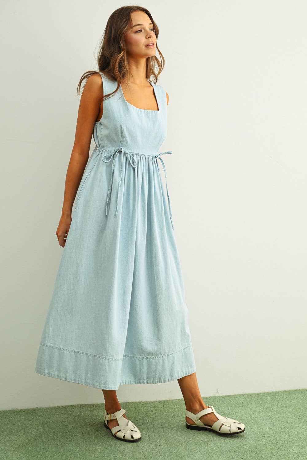 U-NECK SLEEVELESS CHAMBRAY DRESS