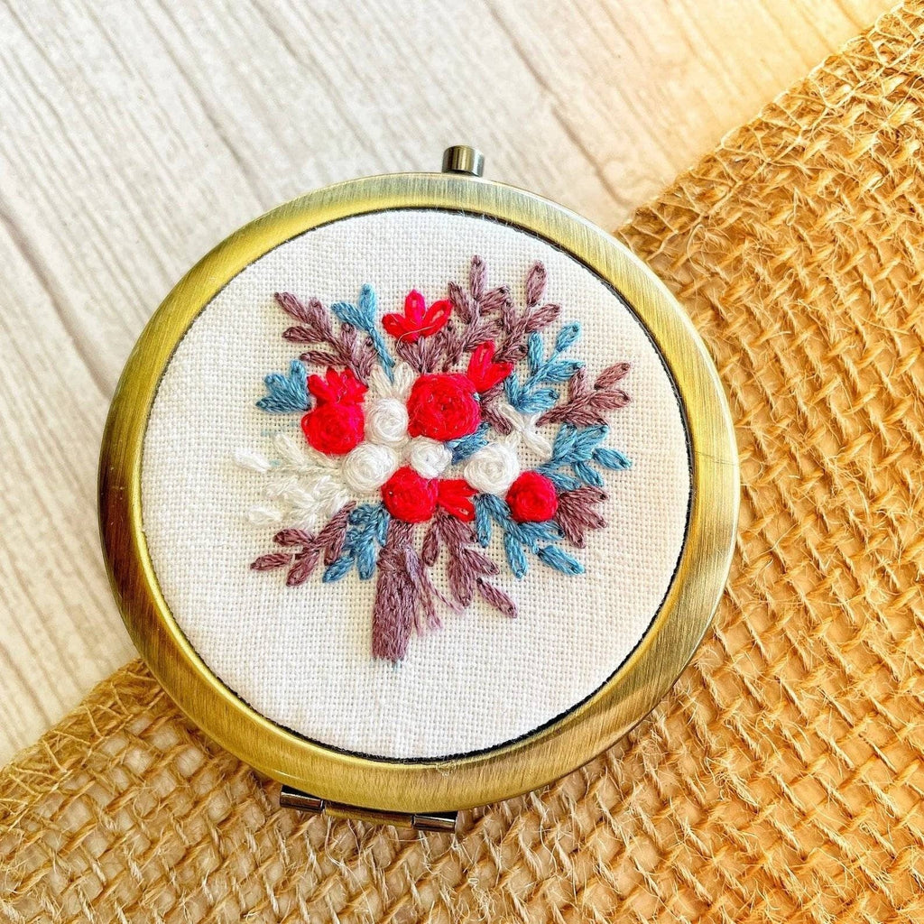 Floral Embroidered Compact Mirror, Collection Brooklyn ✅