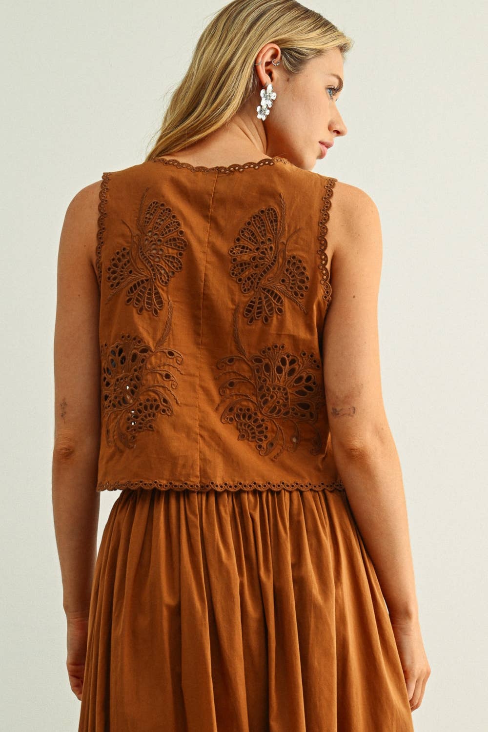 EMBROIDERY TIED IN FRONT SLEEVELESS TOP