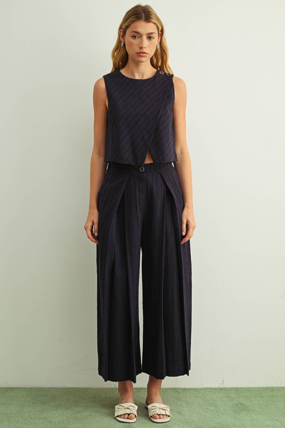 TEXTURED FABRIC FRONT PLEAT DETAIL PANTS
