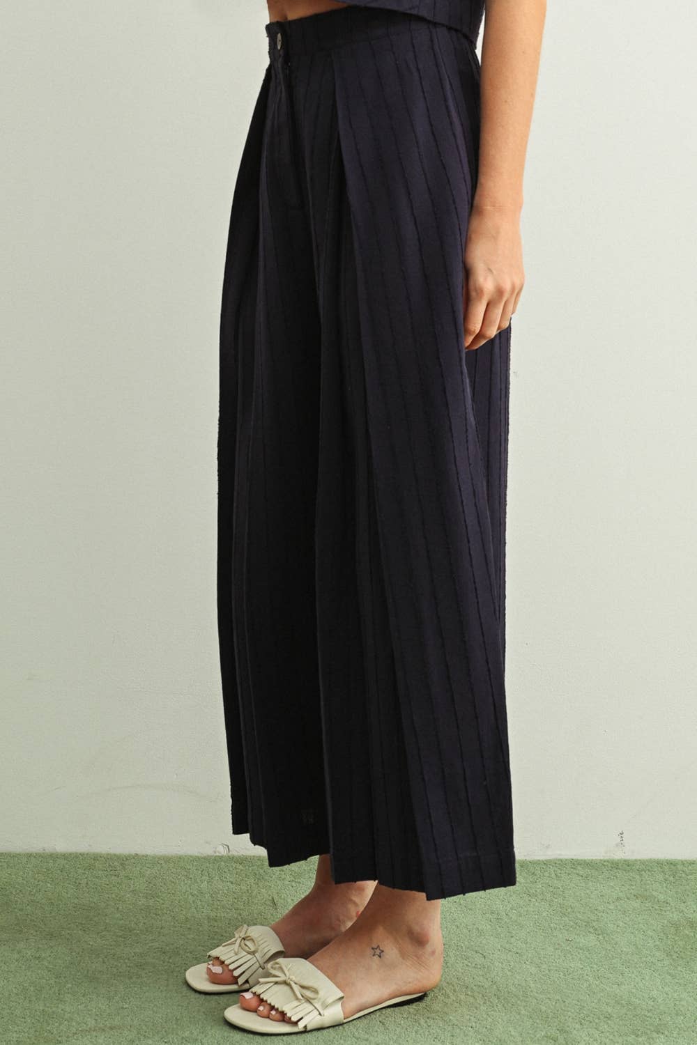 TEXTURED FABRIC FRONT PLEAT DETAIL PANTS