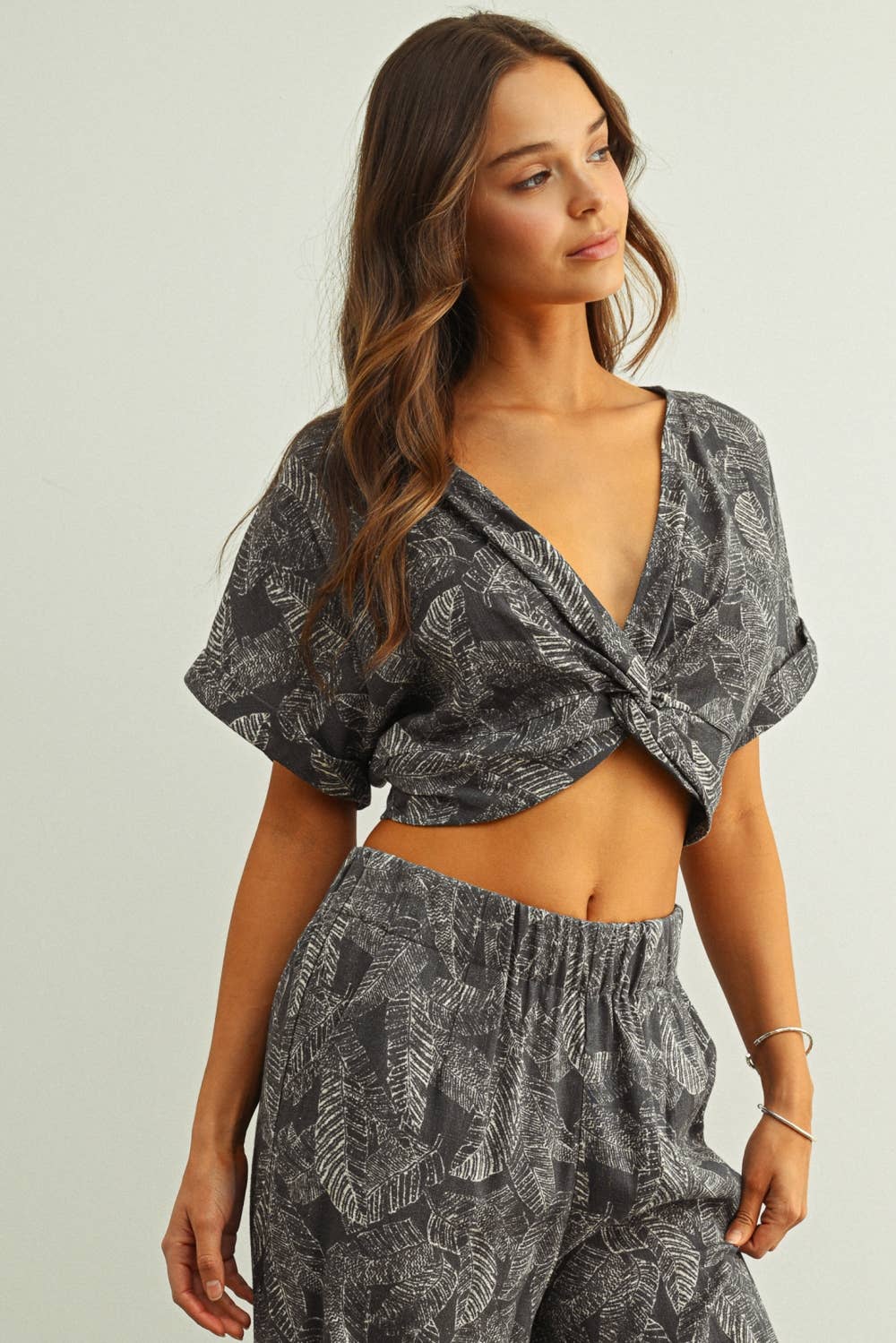 LEAF PRINT FADED EFFECT TWIST FRONT TOP