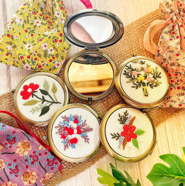 Floral Embroidered Compact Mirror, Collection Brooklyn ✅