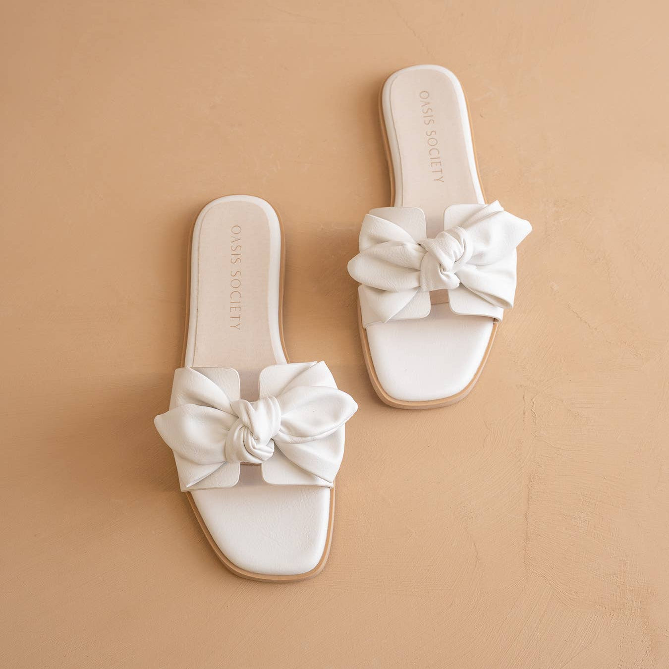 The Ginny | White Textured Bow Slide