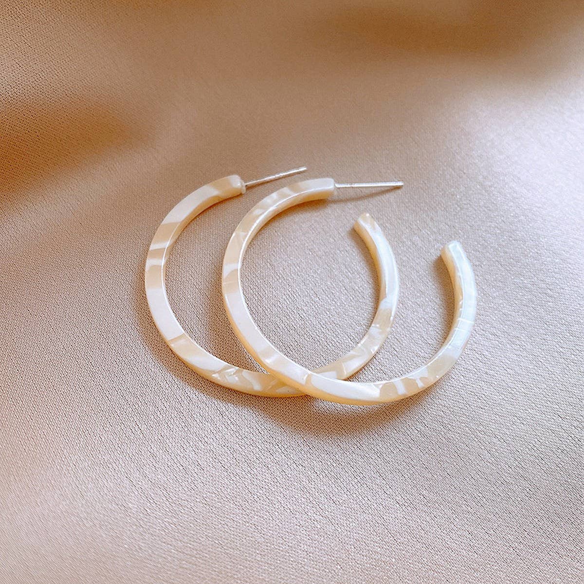 Acrylic Tortoise Hoop Earrings for Women Style_CWAJE2459