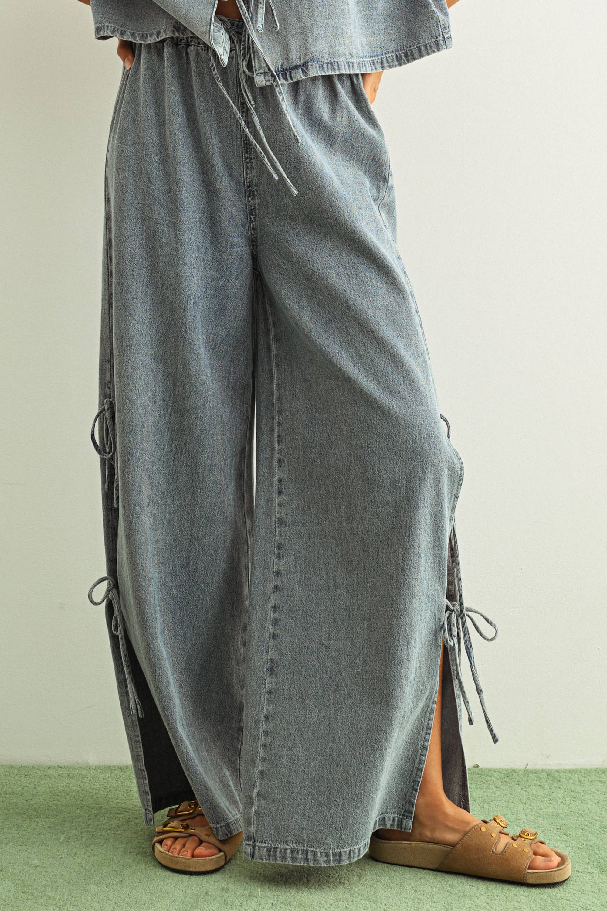 DENIM TIED ON THE SIDE PANTS