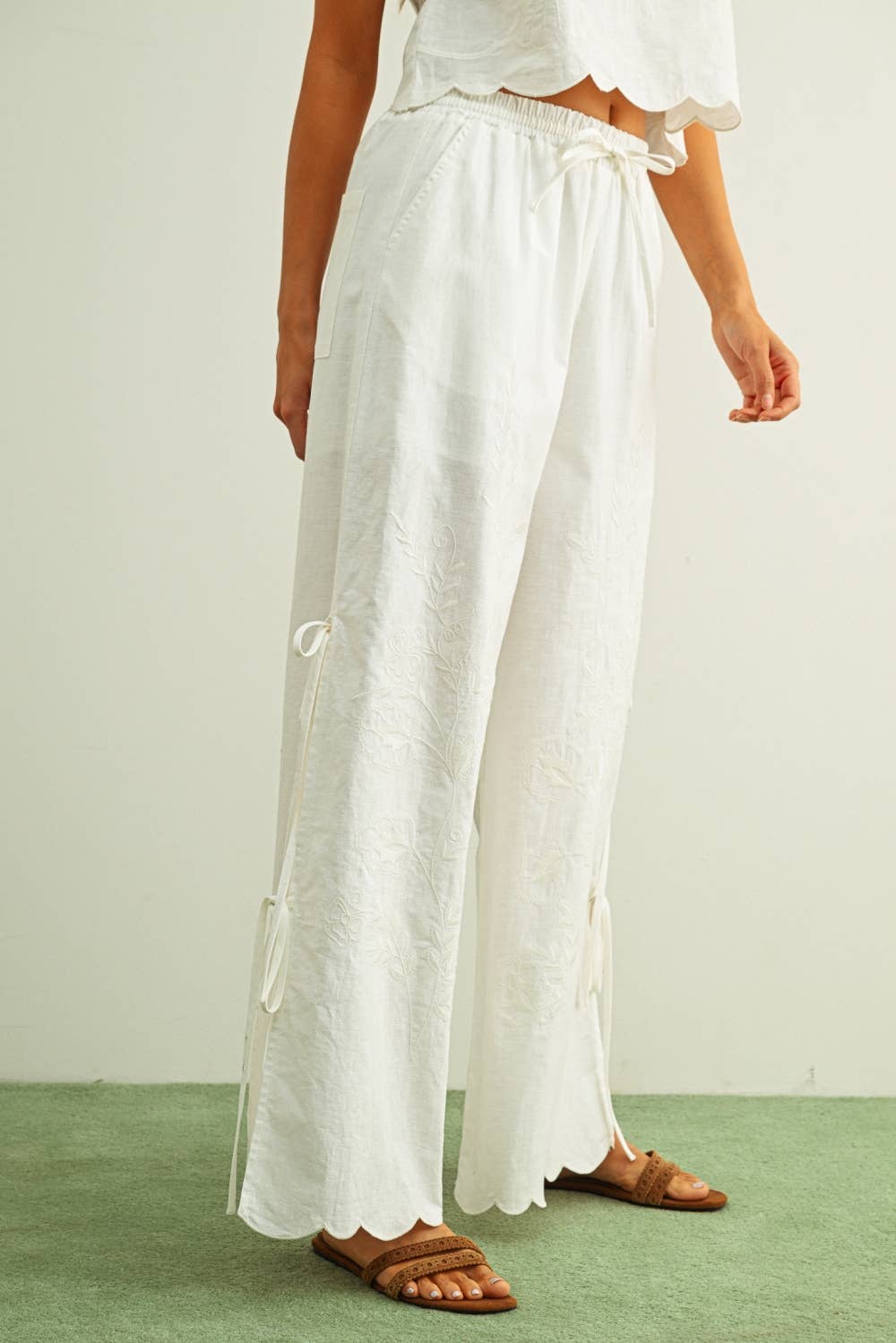 EMBRODIERY WITH TIE ON THE SIDE PANTS